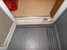 ブラックの落ち着いたバスルームにLIXILアライズ Zタイプ